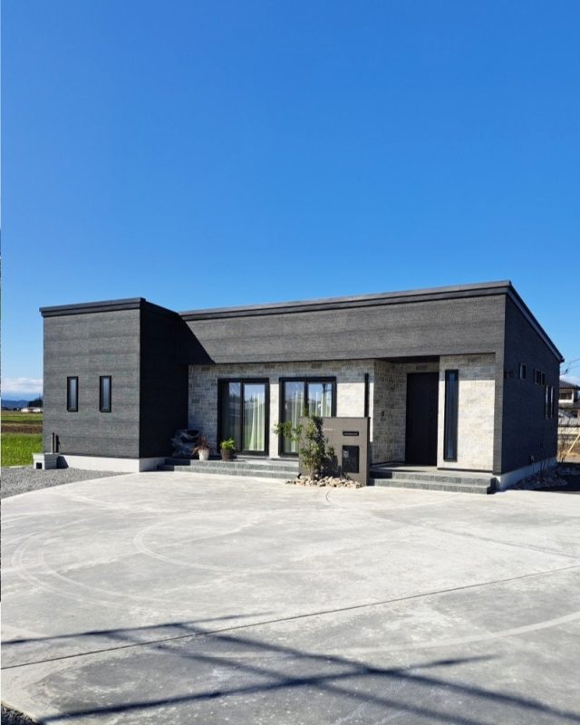 ちょっと前に建てた＃平屋 のお家の外構が終わったよ(*‘ω‘ *)
外構が出来上がるとお家もより良く見えます☆

森家の＃ネッコ にコタツ買ってあげました。お気に召して頂けたようです。

#アヴィエスホーム栃木
#漆喰
#自然素材の家
#健康塗り壁
#洋風住宅
#ナチュラルモダン
#無垢床
#ラップサイディング
#栃木ハウスメーカー
#カバードポーチ
#かわいい家
#おしゃれな家
#宇都宮の工務店
#平屋
#栃木の輸入住宅
#注文住宅
#新築マイホーム
#栃木工務店
#マイホーム
#住宅
#インテリア
#防音室
#roomtour
#ネコと暮らす