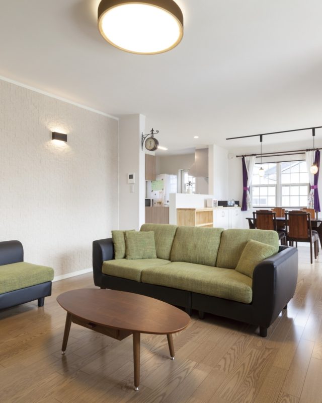 ＃洋風 の落ち着いた＃リビングインテリア のお家を造ったよ
(*^-^*)

森家の＃ネッコ も落ち付いた感じの2階建て住居を手に入れました。
ちなみに2階が暖かい

#アヴィエスホーム栃木
#漆喰
#自然素材の家
#健康塗り壁
#洋風住宅
#ナチュラルモダン
#無垢床
#ラップサイディング
#栃木ハウスメーカー
#カバードポーチ
#かわいい家
#おしゃれな家
#宇都宮の工務店
#平屋
#栃木の輸入住宅
#注文住宅
#新築マイホーム
#栃木工務店
#マイホーム
#住宅
#インテリア
#防音室
#roomtour
#ネコと暮らす