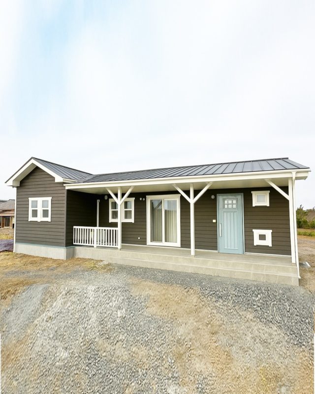 #カバードポーチ 付の＃平屋 のお家を造りました
屋根、外壁の色はシックな感じです

森家の＃ネッコ 今日も虫を倒す為の猛特訓。亀田家の教育と同じだ

✩ ⋆ ✩ ⋆ ✩ ⋆ ✩ ⋆ ✩ ⋆ ✩ ⋆ ✩
アヴィエスホーム 
お問い合わせ→ @avieshome.tochigi
✩ ⋆ ✩ ⋆ ✩ ⋆ ✩ ⋆ ✩ ⋆ ✩ ⋆ ✩

📞 0285-32-6322 

土地探しから家づくりまで 
まるっと『ワンストップ対応』✨ 
自社施工100%で安心の家づくりをしています🏡

#アヴィエスホーム
#AVIESHOME
#栃木の工務店
#健康住宅

#健康ローコスト住宅
#家事がラクな家

#子育て世代の家づくり

#新婚夫婦の家

#ナチュラルな暮らし

#ナチュラルインテリア

#家事動線

#回遊動線

#収納上手な家

#平屋のある暮らし
#マイホーム計画

#マイホーム記録

#注文住宅新築

#工務店とつくる家

#暮らしを楽しむ

#モデルハウス見学

#ルームツアー