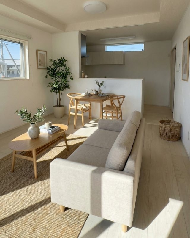 #折り上げ天井 #玄関ニッチ ＃トイレニッチ のあるお家を造ったよ♪

森家の＃ネッコ トイレの小は手前、大は奥側で使い分け。真剣な顔つきだ。

✩ ⋆ ✩ ⋆ ✩ ⋆ ✩ ⋆ ✩ ⋆ ✩ ⋆ ✩
アヴィエスホーム
お問い合わせ→ @avieshome.tochigi
✩ ⋆ ✩ ⋆ ✩ ⋆ ✩ ⋆ ✩ ⋆ ✩ ⋆ ✩

📞 0285-32-6322

土地探しから家づくりまで
まるっと『ワンストップ対応』✨
自社施工100%で安心の家づくりをしています🏡

#アヴィエスホーム
#AVIESHOME
#栃木の工務店
#健康住宅

#健康ローコスト住宅
#家事がラクな家

#子育て世代の家づくり

#新婚夫婦の家

#ナチュラルな暮らし

#ナチュラルインテリア

#家事動線

#回遊動線

#収納上手な家

#平屋のある暮らし
#マイホーム計画

#マイホーム記録

#注文住宅新築

#工務店とつくる家

#暮らしを楽しむ

#モデルハウス見学

#ルームツアー